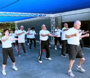Die Seniorengymnastikgruppe von Peter Gebauer (rechts vorn) trainiert derzeit im Fitnessstudio im Oelsnitzer Bürgerpark. Im November wollen die Senioren das Sportzeichen ablegen. 