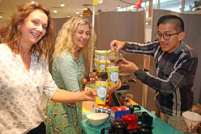 Nicolas Sihombing gießt Sylva Sternkopf und Kerstin Kunze (v.r.) köstlichen Kaffee aus Indonesien ein, der in Döbeln geröstet und verfeinert wird.