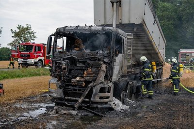 Von der Zugmaschine des Kippsattelzuges, der am Arraser Busch Löschkalk abladen wollte, ist nach dem Brand nicht mehr viel übrig geblieben. 