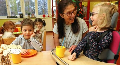 Lilly (rechts neben ihr Erzieherin Kerstin Marbach) fühlt sich wohl in der Kita "Geschwister Scholl".
