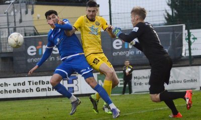Die 1:4-Heimniederlage am vergangenen Freitag gegen den FC Carl Zeiss Jena besiegelte den Abstieg des VfB Auerbach aus der Regionalliga. Im Bild wird Marcin Sieber von Burim Halili (links) und Lukas Sedlak in die Zange genommen.