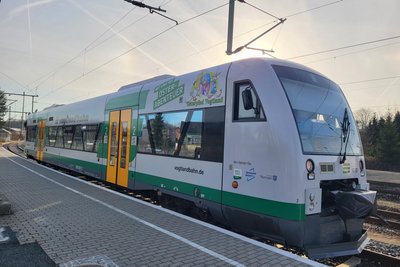 Die Vogtlandbahn wird zum bunt beklebten Osterzug. Sie bringt Interessenten zu den Stationen des Osterpfades - nach Cheb und Bad Elster, aber auch nach Berga und Wünschendorf.