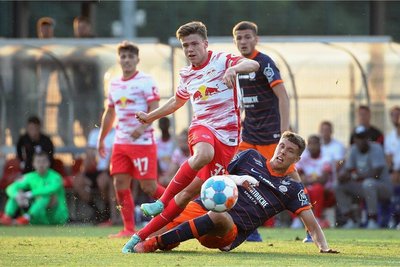 Sidney Raebiger (hier im Testspiel gegen Montpellier) hat mit seinen 16 Jahren schon den Sprung in den Kader der Profimannschaft von RB Leipzig geschafft. Der Mittelfeldspieler stammt aus Brand-Erbisdorf in Mittelsachsen und wurde beim SV Fortuna Langenau entdeckt. 