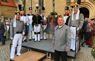 Unterstützung für die Glockenweihe in Merseburg hatten die "Hilligers" durch die Historische Freiberger Berg- und Hüttenknappschaft. Acht Mitglieder, angeführt vom Vorsitzenden Heiko Götze (4. v. l.), sowie der Vorsitzende des Hilliger-Vereins Volker Haupt (rechts) nahmen teil. 