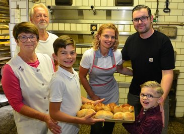 Drei Generationen der Bäckerei Kirsten in Hainichen am "alten Ofen": Vorn die Kinder Scott (r.) und Billy, dahinter die Eltern Steffi und Nils, links die Großeltern Michael und Gerlinde.