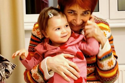 Die Ukrainerin Irina mit ihrer Enkeltochter Dascha in Kiew - Wiedersehen nach acht Monaten. Irina nahm die gefährliche Reise zu ihren drei Kindern auf sich - zu groß waren die Sehnsucht und der Wunsch, sie endlich wieder in die Arme zu schließen.