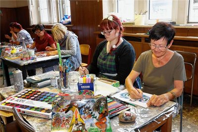 Emma Dietrich und Beate Helbig (rechts) probieren verschiedene Formen der Kunst in der Sommerkunstwerkstatt aus.