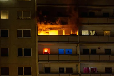 An der Chemnitzer Straße brannte es auf einem Balkon in der achten Etage eines Elfgeschossers. Die Feuerwehr löschte hier von der Wohnung aus.