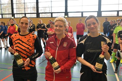 Im Bild von links: Solveig Nitsch vom SV Muldental Wilkau-Haßlau (Beste Torhüterin), Nicole Schulz vom Ebersbrunner SV (Beste Spielerin) und Elisabeth Reißig vom SV Waldenburg (Beste Torschützin).