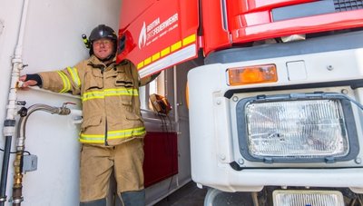 In der Garage ist es so eng, dass die Feuerwehrleute draußen ins Auto einsteigen müssen. Nicht das einzige Problem am aktuellen Standort. Rainer Lemke ist der Ortswehrleiter.