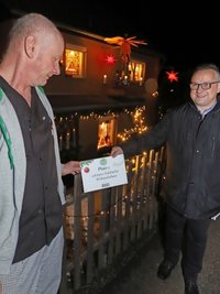 Udo Klemm (r.) vom Heimatverein übergibt Mario Kark die Siegertafel.