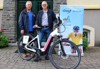 Bürgermeister Axel Röthling (re.) hat diese Woche von Jürgen Lojewski (Envia M) ein E-Bike erhalten, um darauf 100 Kilometer zu absolvieren. 