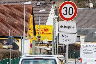Wegen Kita und Netto-Markt: In Mühltroff gilt auf der B 282 seit November Tempo 30. Tausende Fahrer wurden seither geblitzt. 