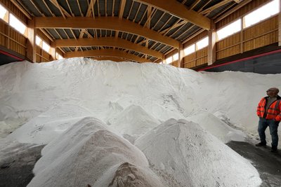 In dieser Halle der Straßenmeisterei Heinzebank können rund 3000 Tonnen Salz für den Winterdienst gelagert werden.