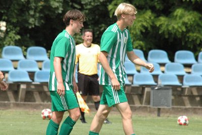 CFC-Spieler Mika Lehmann (r.), hier mit Teamkollege Nino Löwelt, erzielte am Freitag das Siegtor zum 2:1 für die sächsischen Jungs. Der zwischenzeitliche Ausgleich gelang zuvor dem Chemnitzer Tyron Lewin per Kopf.