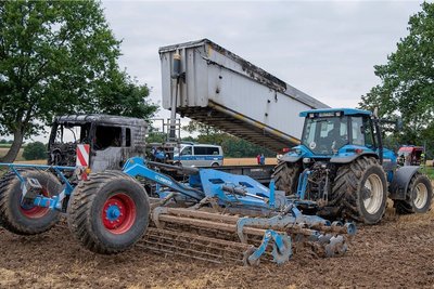 Nach dem Löschen hat ein Landwirt zur Sicherheit den Boden am Brandort umgepflügt.