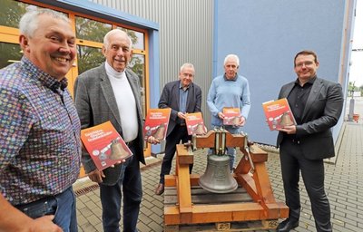 Volker Haupt, Vorsitzender des Hilliger-Vereins, Buchautor Jürgen Hübler, Andreas Schwinger vom Hilliger-Verein, Eberhard Engel, Geschäftsführer des Sächsischen Metallwerks Freiberg, und Freibergs OB Sven Krüger (v. l.) bei der Präsentation des neuen Buches. 
