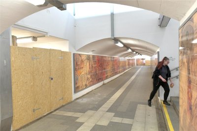 Mit Spanplatten abgesperrt: Im Bahnhof Freiberg ist der Aufzug am Bahnsteig 2/3 derzeit außer Betrieb. Da können Reisende nur über die Treppe zu den Zügen gelangen.
