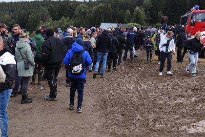 Der Regen hatte das Feld aufgeweicht. Eine Herausforderung für Fahrer und Fans.