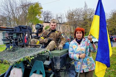 Irina nach der Befreiung Chersons mit einem ukrainischen Soldaten. 