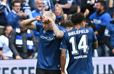 Die Torschützen Joel Grodowski (links) per Doppelpack und Monju Momuluh drehen für Bielefeld das Spiel.