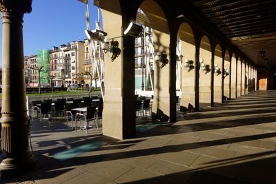 Die Kühle in den Arkaden am Hauptplatz beschrieb schon Hemingway. 