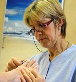 Sabine Käppel, die Medizinische Fußpflege in Netzschkau und Reichenbach anbietet, ist mit der neuen Steuerregelung konfrontiert.