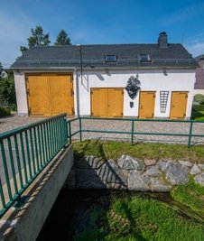 Gute Lage, aber zu klein: Das Gerätehaus der Beuthaer Feuerwehr an der Hauptstraße. 