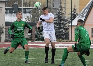 Mit dem dritten Sieg in Folge haben sich die Thalheimer Fußballer um Niels Hanse (M.) in die Winterpause verabschiedet. 