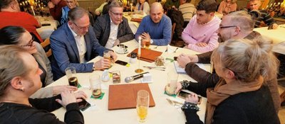 Neben den Initiatoren um Udo Burkert (3. v. l.) ergriffen am Dienstag weitere Unternehmer aus dem Erzgebirge das Wort. Im Ergebnis des Austauschs soll am Mittwoch das "Berggeschrey" mit einer stillen Kundgebung für Frieden fortgesetzt werden. Auch Annabergs OB Rolf Schmidt (4. v. l.) unterstützt die Aktion.
