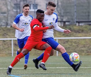 Marius Bernhardt (rechts) hier in einem Zweikampf mit dem Lößnitzer Samiou Tchagbele, erzielte am Sonntag das entscheidende Tor beim 1:0-Erfolg des VfB Empor Glauchau. 