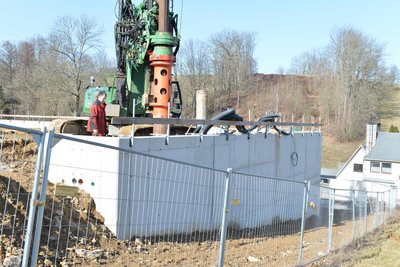 Auf der Baustelle Pennymarkt in Helbigsdorf werden mehr als 30 Gründungspfähle in die Anschüttung gebohrt und eingebracht.