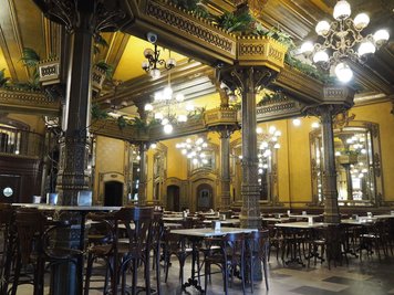 Kommt im Roman vor: das "Café Iruña ", wo Hauptfigur Jake Barnes zum Kaffee einkehrte.