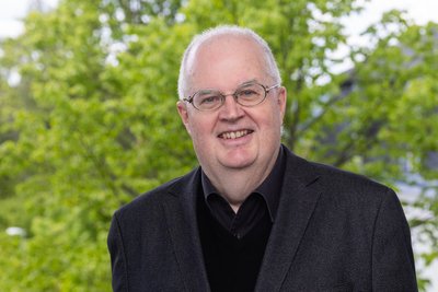 Hat als Intendant vor allem mit seinen Opern-Ausgrabungen den Theatern in Freiberg, Plauen-Zwickau und Annaberg-Buchholz viel Aufmerksamkeit verschafft.