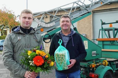 Generationswechsel im Zschopauer Bauhof: Simon Pöttrich (l.) übernimmt die Leitung von Wolfgang Schreiter, auf den nach 31,5 Jahren eine besondere letzte Amtshandlung wartete. Mithilfe der Leiter eines alten Multicars musste er sich sein Abschiedsgeschenk von einem Dach holen. 