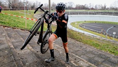 Es ging nicht nur über Asphalt, Wiese, Schlamm und Schotter, sondern auch über Treppen, wie hier für Finley Börner im Radstadion.