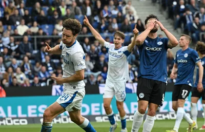 Berlins Linus Gechter (links) bejubelt sein Tor zur 1:0-Führung. Bielefelds Maximilian Bauer ist entsetzt.