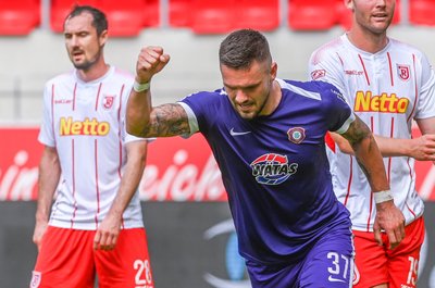 Pascal Testroet vom FC Erzgebirge jubelt nach seinem Treffer zum 1:1 gegen Regensburg.