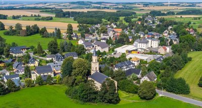 Die Idee, ein Gerätehaus hinter dem Giebel der Kirche zu bauen, empörte in Beutha vor allem Gemeindemitglieder. Sie fürchteten um den idyllischen Blick, der sich Auto- oder Radfahrern bietet, die den Wirtsberg hinabrollen. Einige meinten, dass ein Gerätehaus nicht neben einem geistlichen Gebäude stehen sollte. Der Plan ist nun vom Tisch. Ein neuer Vorschlag sieht vor, den Hügel südlich der Kirche (im Bild links) zu erschließen. 