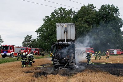 Neben der Zugmaschine wurde der Auflieger durch den Brand schwer beschädigt.