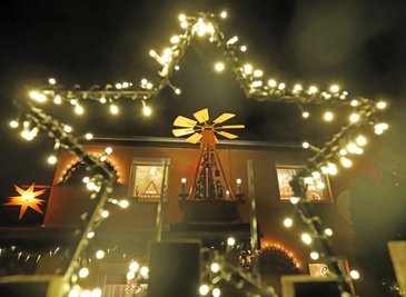 Das Siegerhaus im Halsbacher Weihnachtswettbewerb strahlt im Lichterschein. 