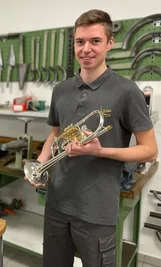 Der Bundessieger im Blasinstrumentenbau heißt Niklas Ullmann. Der 19-jährige Saydaer, hier mit seinem Gesellen-stück, spielt im Musikkorps der Stadt Olbernhau und ist beim Metallblasinstrumentenbau Ricco Kühn in Oederan beschäftigt. 