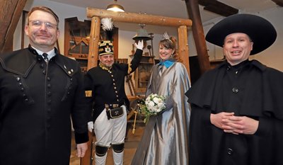 Oberbürgermeister Sven Krüger, Knappschaftsvorsitzender Heiko Götze, Silberstadtkönigin Julia I. und "Bergknappe Daniel" Richard Thum (v.l.) beim  Einläuten des Weihnachtsfriedens in der Betstube auf der Alten Elisabeth.