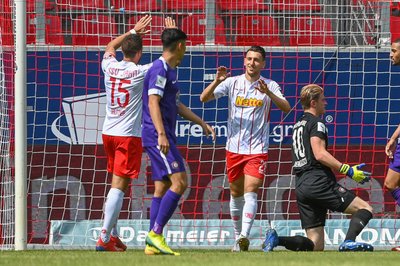 Charalambos Makridis von Regensburg (2.v.r) jubelt mit Marco Grüttner von Regensburg (l) nach seinem Treffer zum 1:0 gegen Erzgebirge Aue.