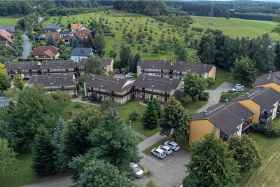 Blick auf die Seniorenwohnanlage Am Fronberg. Sie besteht jetzt seit 25 Jahren und aus inzwischen elf Häusern, bewirtschaftet durch die Familie Tiepner. Mutter Margitta gründete als ehemalige Gemeindeschwester vor 30 Jahren den ersten privaten Pflegedienst Sachsens. 