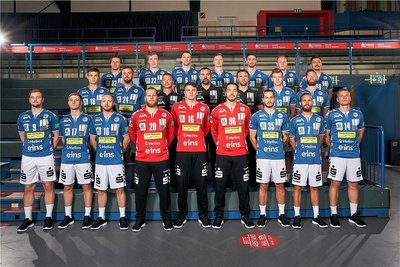 Das Team des EHV Aue für die Saison in der 2. Handball-Bundesliga: hintere Reihe (von links): Kevin Lux, Petr Slachta, Kevin Roch, Nico Schneider, Adrian Kammlodt, Bengt Bornhorn, Goncalo Ribeiro; mittlere Reihe (von links): Jannik Dutschke, Franz Schauer, Kirsten Weber (Trainerin), Stephan Swat (Trainer), Michael Hilbig (Torwarttrainer), Vojtech Kozubik, Arnar Birkir Halfdansson; vordere Reihe (von links): Aki Egilsnes, Elias Bombelka, Maximilian Lux, Sveinbjörn Petursson, Pascal Bochmann, Erik Töpfer, Sebastian Paraschiv, Pascal Ebert, Felix Roth. 
