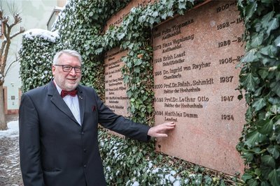 Auf der Ehrenbürgertafel im Rathaushof steht nach der Verleihung des Ehrenbürgerrechts nun auch der Name des früheren Landrats Matthias Damm.