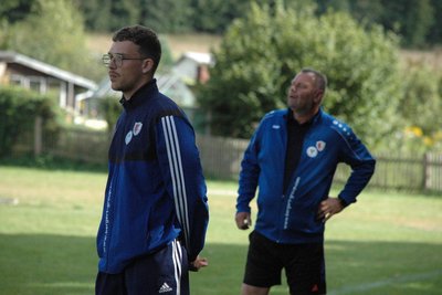 Jonas Nötzold (l.) und David Meliczek standen in den vergangenen beiden Spielen an der Seitenlinie. Beide sind wie Cheftrainer Holger Blüher beim Pokal in Mittweida nicht dabei.