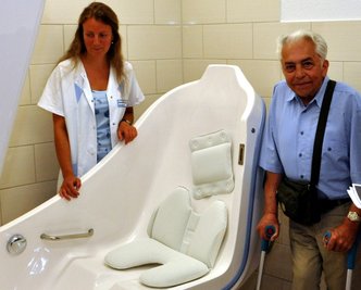 Reinhard Orlamünder aus Plauen, der sich für eine der Seniorenwohnungen interessiert, lässt sich von Diakonie-Mitarbeiterin Ilona Strohbach das Pflegebad zeigen, das allen Mietern zur Verfügung steht.