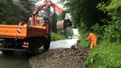 Mitarbeiter der Straßenmeisterei beräumen die B 180 in Erdmannsdorf, die mehrere Stunden gesperrt war.